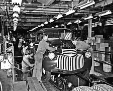 1945 GM General Motors PICKUP TRUCK Factory ASSEMBLY LINE Picture Photo 8x10 picture