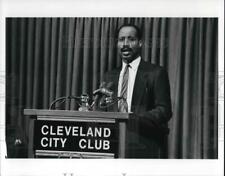 1990 Press Photo Attorney Peter Lawson Jones speaking at the City Club picture