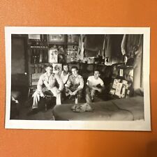 VINTAGE PHOTO 1940 Soldiers In Barracks, Sexy Pinups Hot Girls Original Gay Int picture