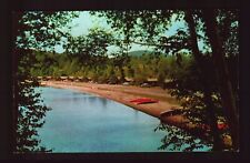 POSTCARD : VERMONT - LAKE WILLOUGHBY VT - CANOES ON BEACH SHOWING CABINS picture