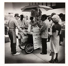 1981 Charlotte NC Tryon St Weenie Wagon Hot Dog Street Vendor VTG Press Photo picture