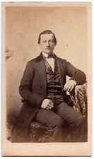ANTIQUE CDV CIRCA 1860s ELWELL HANDSOME YOUNG MAN IN SUIT GLOUCESTER MASS. picture