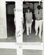 1982 Press Photo Stacey and Daniel Lyons in handcuffs arrested for illegal drugs picture