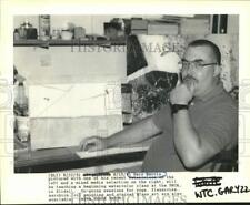 1991 Press Photo Artist Gary Harris displays his watercolor paintings, Slidell picture