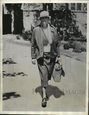1934 Press Photo Margaret Brighton Leaves Dedham Jail, Visiting Norma Millen picture