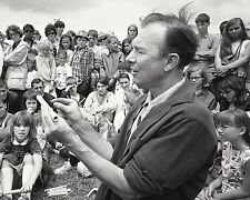 PETE SEEGER AT THE NEWPORT FOLK FESTIVAL IN 1966 - 8X10 PUBLICITY PHOTO (ZY-195) picture