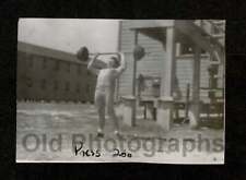 HUNKY MAN MUSCLES WEIGHTLIFTING PRESS 200 lbs OLD/VINTAGE SNAPSHOT- G656 picture