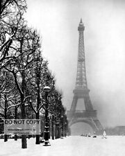 THE EIFFEL TOWER IN PARIS SNOW DURING THE WINTER OF 1948 - 8X10 PHOTO (AB-267) picture