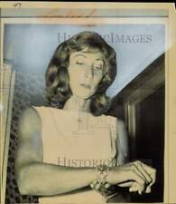 1964 Press Photo Mrs. Richard Reynolds III showing a $125,000 bracelet in Miami picture