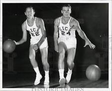 1954 Press Photo Rice University basketball player Monte Robicheaux and teammate picture