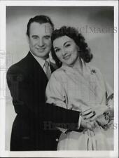 1956 Press Photo Singer Frank Parker poses with singer Marion Marlowe picture