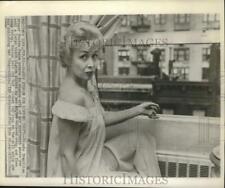 1959 Press Photo Brazilian singer Rosina Pagan blames pigeon for diamond theft picture
