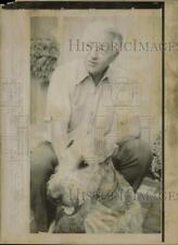 1972 Press Photo Novelist Wallace Stegner with pet dog at Los Altos Hill home picture