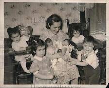 1949 Press Photo Mrs Bruno Ruhmann has her hands full with her family picture