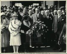 1930 Press Photo William Randolph Hearst Given Floral Piece by Gold Star Mothers picture