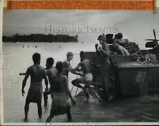 1944 Press Photo Polynesian Natives Greet Coast Guardsmen on Emirau Island Beach picture