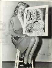 1943 Press Photo Actress Dolores Moran holds her soldier inspired drawing picture