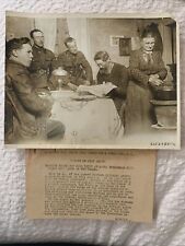 Vtg Press Photo 1917 WWI Handsome British Soldiers & French Peasants Eating picture