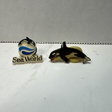 2 Vtg Small Sea World Souvenir Plastic Lapel Pin w/ Shamu Killer Whale picture