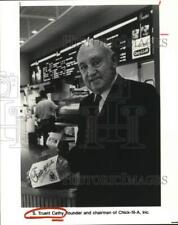 1996 Press Photo S. Truett Cathy, founder and chairman of Chick-Fil-A, Inc. picture