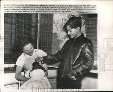 1951 Press Photo Arthur MacArthur visits Helen Martini & monkey 