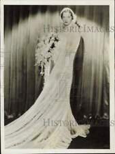 1932 Press Photo Sylvia Sidney models a wedding dress in New York - kfa56456 picture