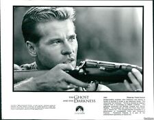 1996 Actor Val Kilmer Ghost And Darkness Film Gun Movie Star 8X10 Vintage Photo picture