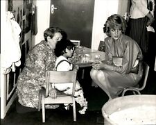 GLO6 Orig Globe Photo PRINCESS DIANA VISITING A LITTLE GIRL IN SCHOOL CLASSROOM picture