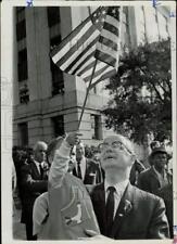 1970 Press Photo Georgia governor Lester Maddox with boy waving an American flag picture