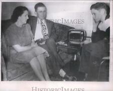 1952 Press Photo Mr & Mrs Leo Elam & Son Sidney Listen To Radio - nec67492 picture