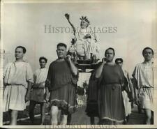1952 Press Photo Emperor Nero on shoulders of slaves at festival in Rome, Italy. picture