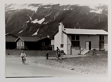 1977 Alaska Alaskan Oil Town Houses Boys Bicycles Mountains Vintage Press Photo picture