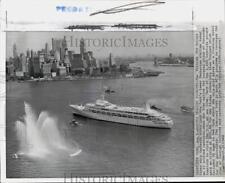 1962 Press Photo Fireboat welcomes the arriving 