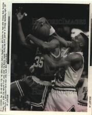 1991 Press Photo Scottie Pippen Bull rebounds ball from Boston Celtic, Chicago. picture
