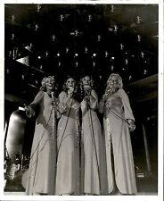 LG24 1974 Original Photo THE KING COUSINS American Female Harmonizing Pop Group picture