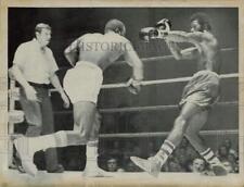 1974 Press Photo Boxer James Scott fights against opponent in a bout - lra031231 picture