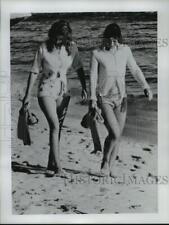 1971 Press Photo Princess Anne Walking the Beach with Unidentified Girl picture