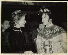 1970 Press Photo Actress Ingrid Bergman & Li Li-hua at Shihlin Studio, Taipei picture