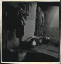 1989 Press Photo India-Child and his mother in a home in Ranthambhor Fort picture