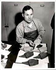 LD252 1961 Original Photo ARCHEOLOGIST JOHN LINDQUIST with SLOTH-CLAW REPLICAS picture