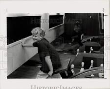 1990 Press Photo Betty Moore sets Pins at Fischer Bowling Club in Fischer, Texas picture