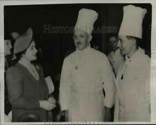 1940 Press Photo Queen Elizabeth Chatting With Two Chefs During Her Tour picture