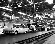 1957 FORD SKYLINER ASSEMBLY LINE Photo  (180-a) picture