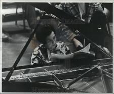 1976 Press Photo Pianist Alicia De Larrocha rehearses at Performing Arts Center. picture