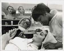 1970 Press Photo Trenace Jackson applies eye makeup on Anna Palmisano picture