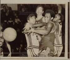 1971 Press Photo College basketball players reach to grab ball during game picture