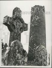 1955 Press Photo Burial site of the kings of Ireland; Clonmacnois. picture
