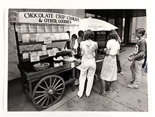1981 Charlotte NC Downtown Street Vendor Cookie Cart Lemonade VTG Press Photo picture
