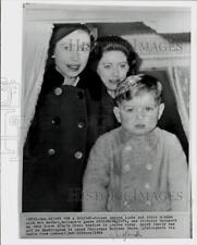 1962 Press Photo Queen Elizabeth and family look out train window in London. picture