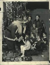 1938 Press Photo Mrs. Armin M. Schlesinger & others at a Christmas party picture